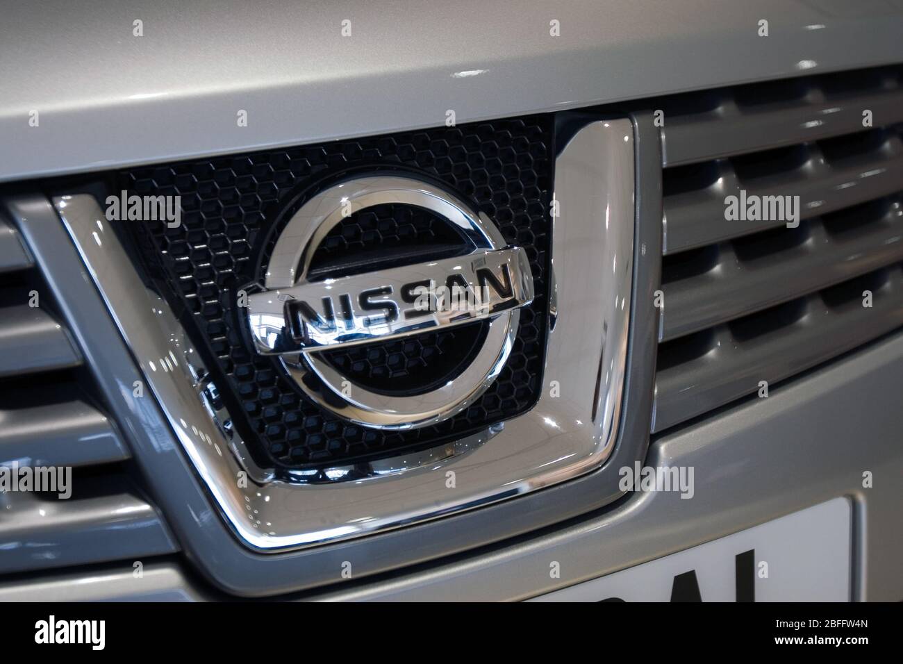 La Nissan emblema che addorns la parte anteriore delle loro vetture Foto Stock