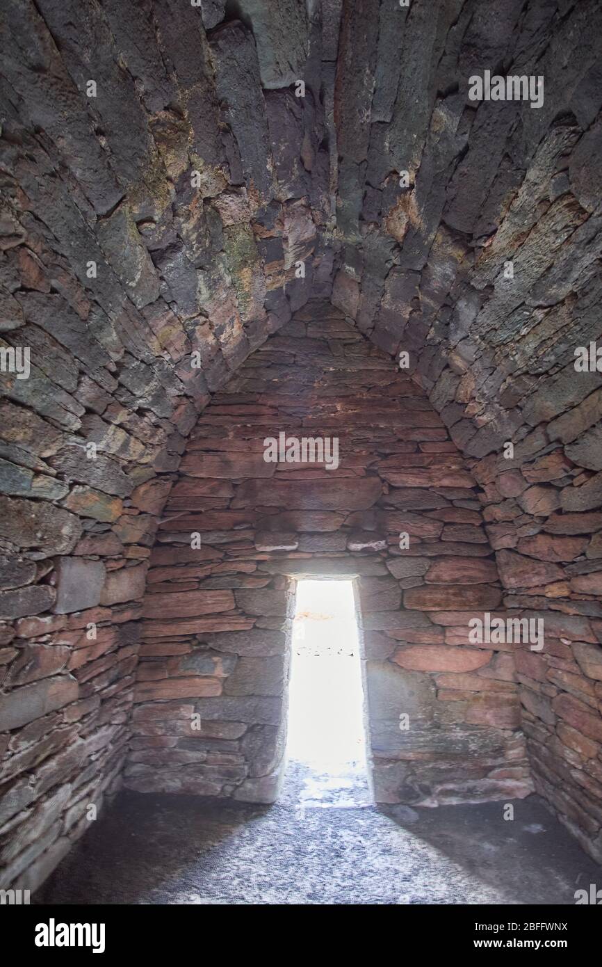 Interno che guarda l'ingresso della porta dell'oratorio di Gallarus sulla Dingle Peninsula County Kerry Irlanda Foto Stock