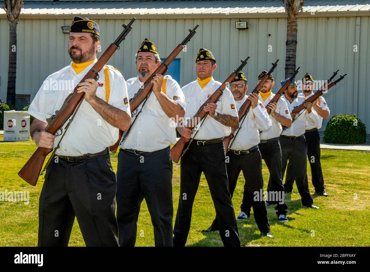 Una guardia d'onore della Legione americana si allinea con i loro fucili per salutare una cerimonia patriottica a Riverside, California. Foto Stock