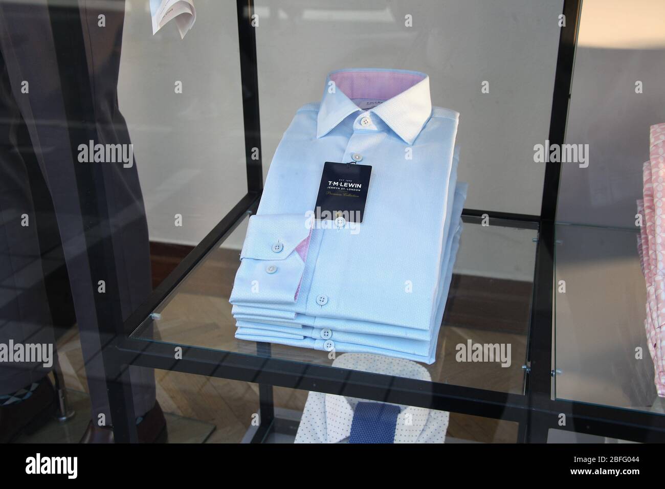 Camicie di T M Lewin in una vetrina del negozio Foto Stock