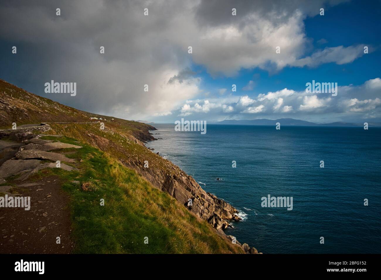 Vista della costa irlandese sulla Slea Head Drive nella Wild Atlantic Way nella penisola di Dingle in Irlanda Foto Stock