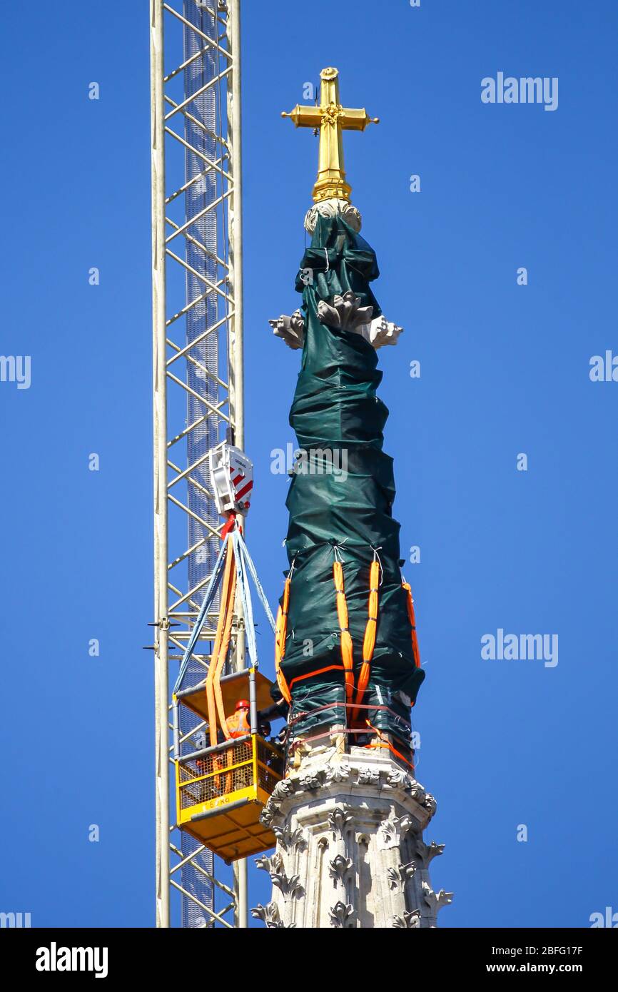 Zagabria, Croazia - 17 aprile 2020 : i lavoratori si stanno preparando a separare la parte superiore della torre della Cattedrale di Zagabria che è stata danneggiata dalla strega del terremoto che ha colpito Za Foto Stock