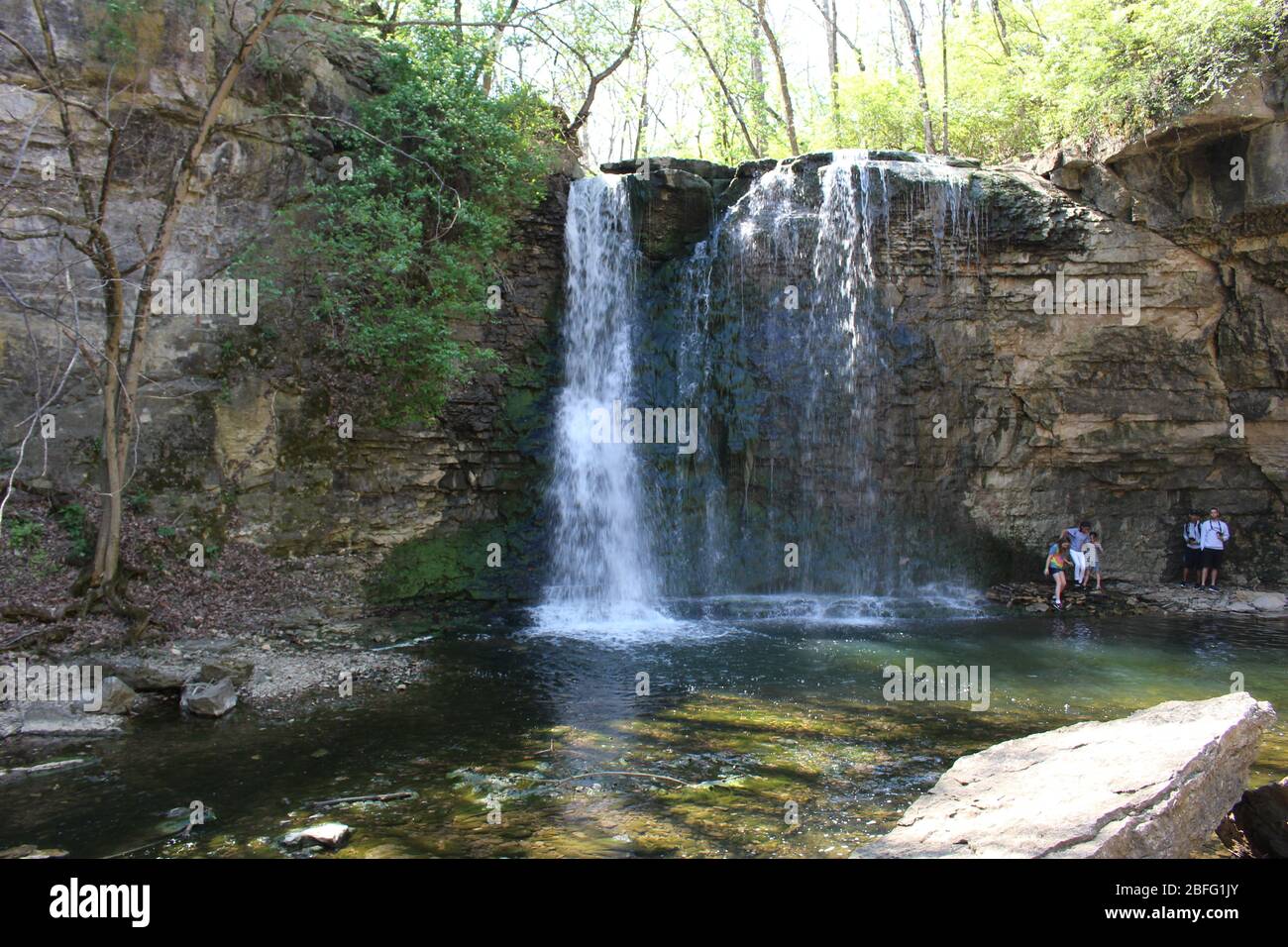 Luogo da visitare in Columbus Ohio cascata, alberi verdi e paesaggio verde roccioso passeggiata sotto il passo, gabbiano nel cielo Foto Stock