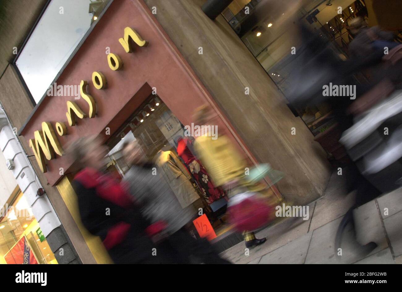 Persone che passano davanti a un negozio Monsoon. Foto Stock