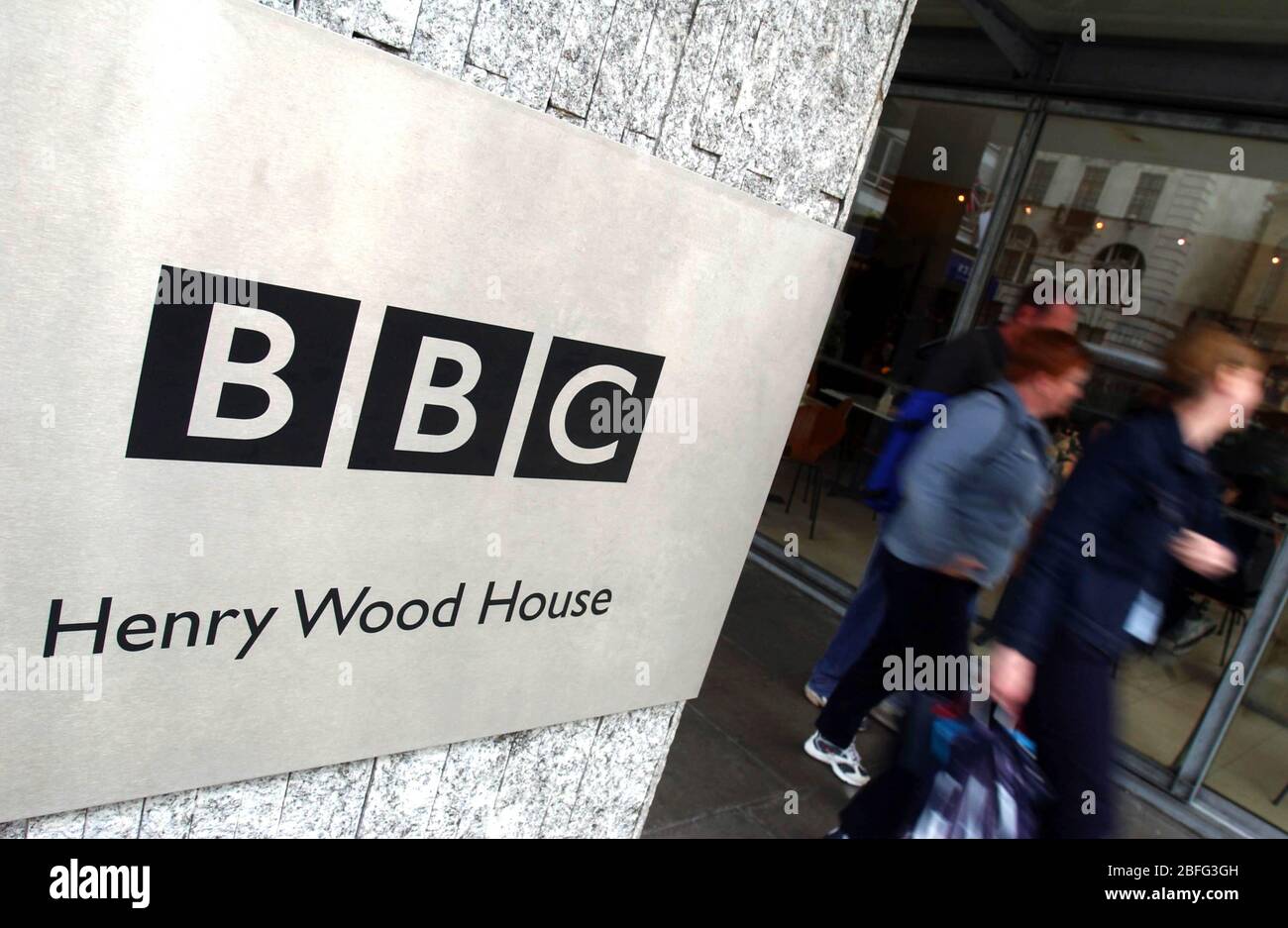 La foto mostra l'ingresso all'edificio della British Broadcasting Corporation a Portland Place, Londra. Foto Stock