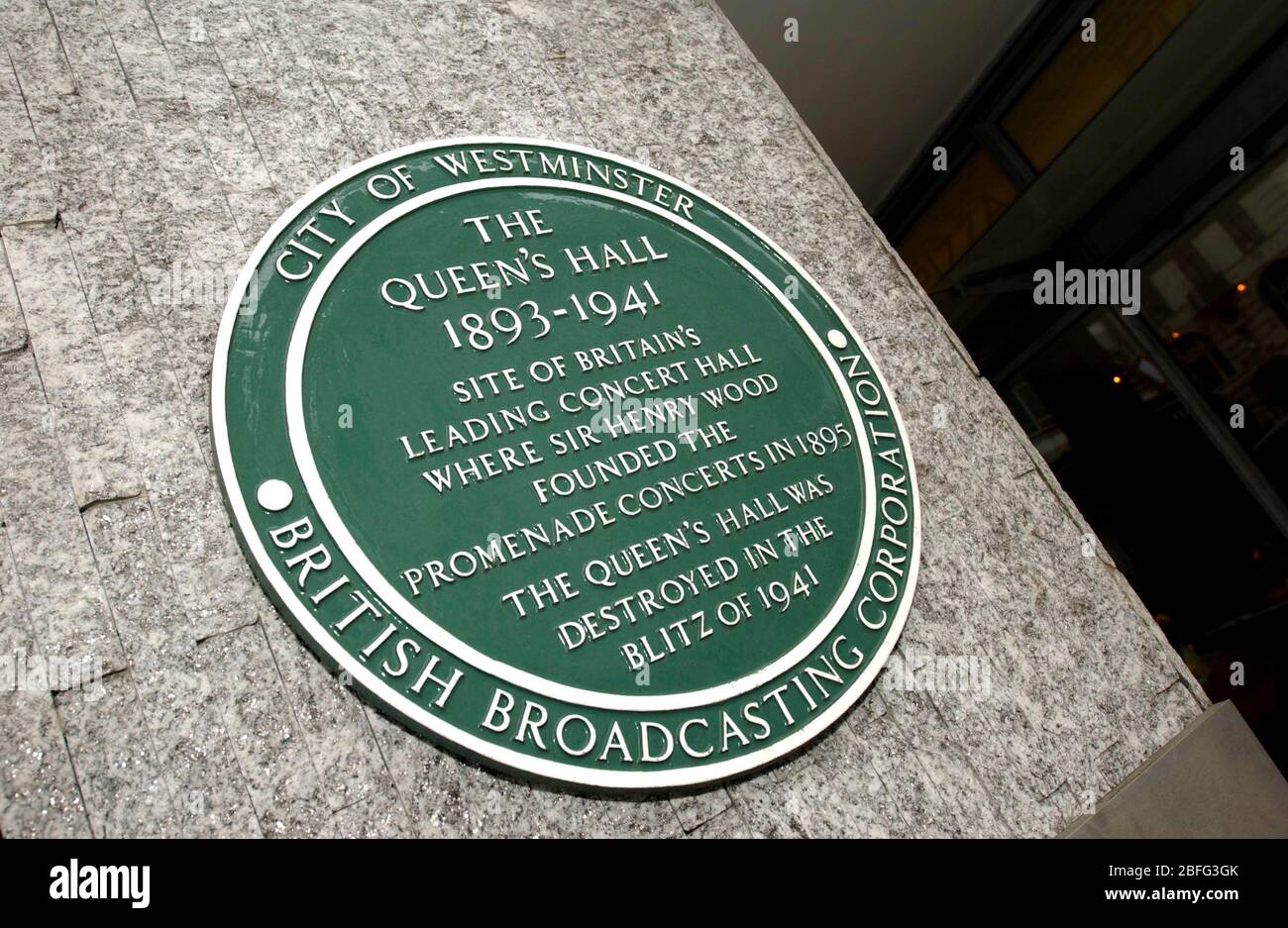 La figura mostra una placca al di fuori del palazzo della BBC in Portland Place, Londra. Foto Stock