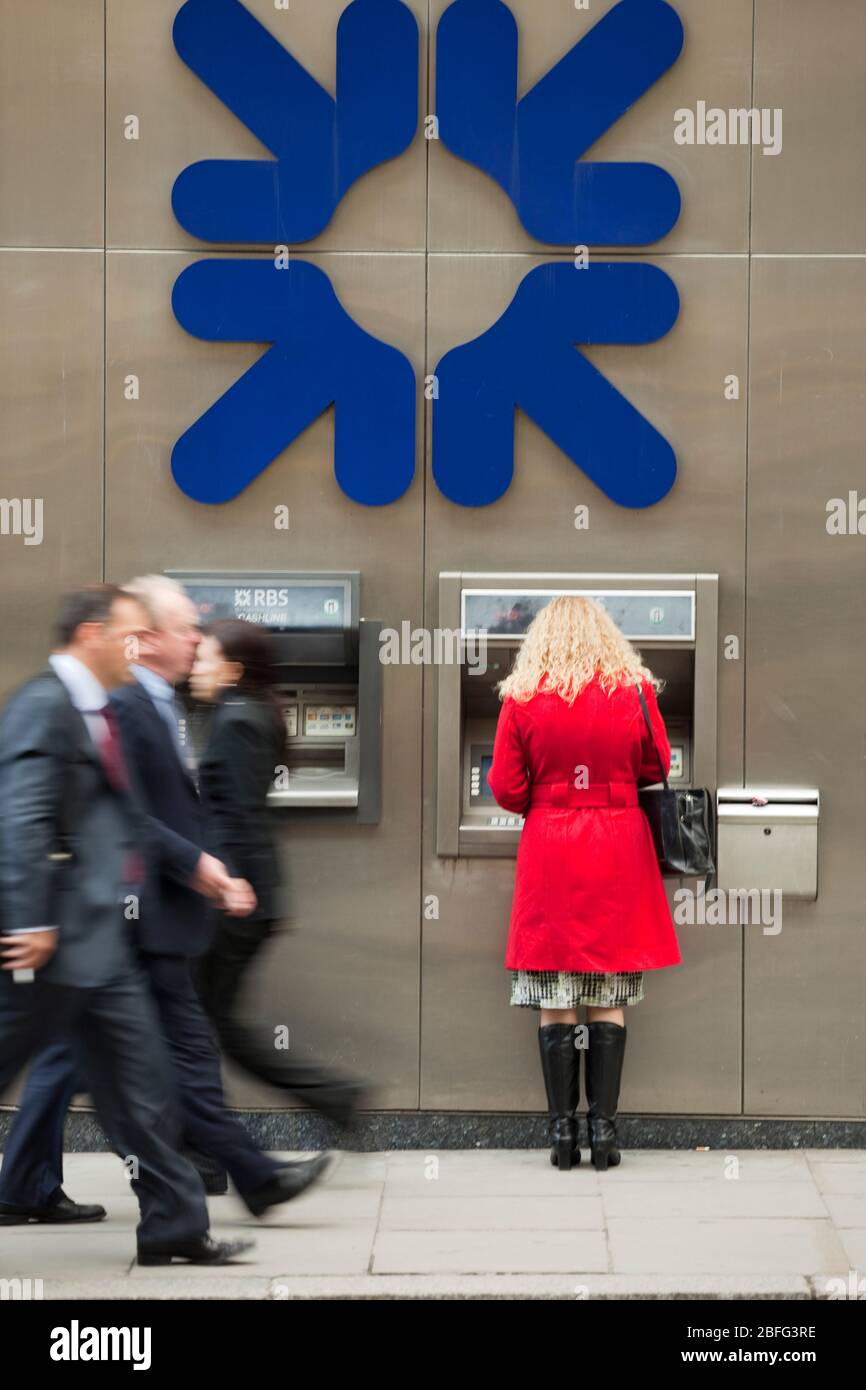 Una donna con un RBS sportello bancomat. Foto Stock