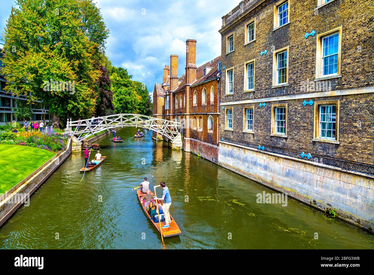 Persone che puntano sul fiume Cam sotto il Mathematical Bridge, Cambridge, Regno Unito Foto Stock
