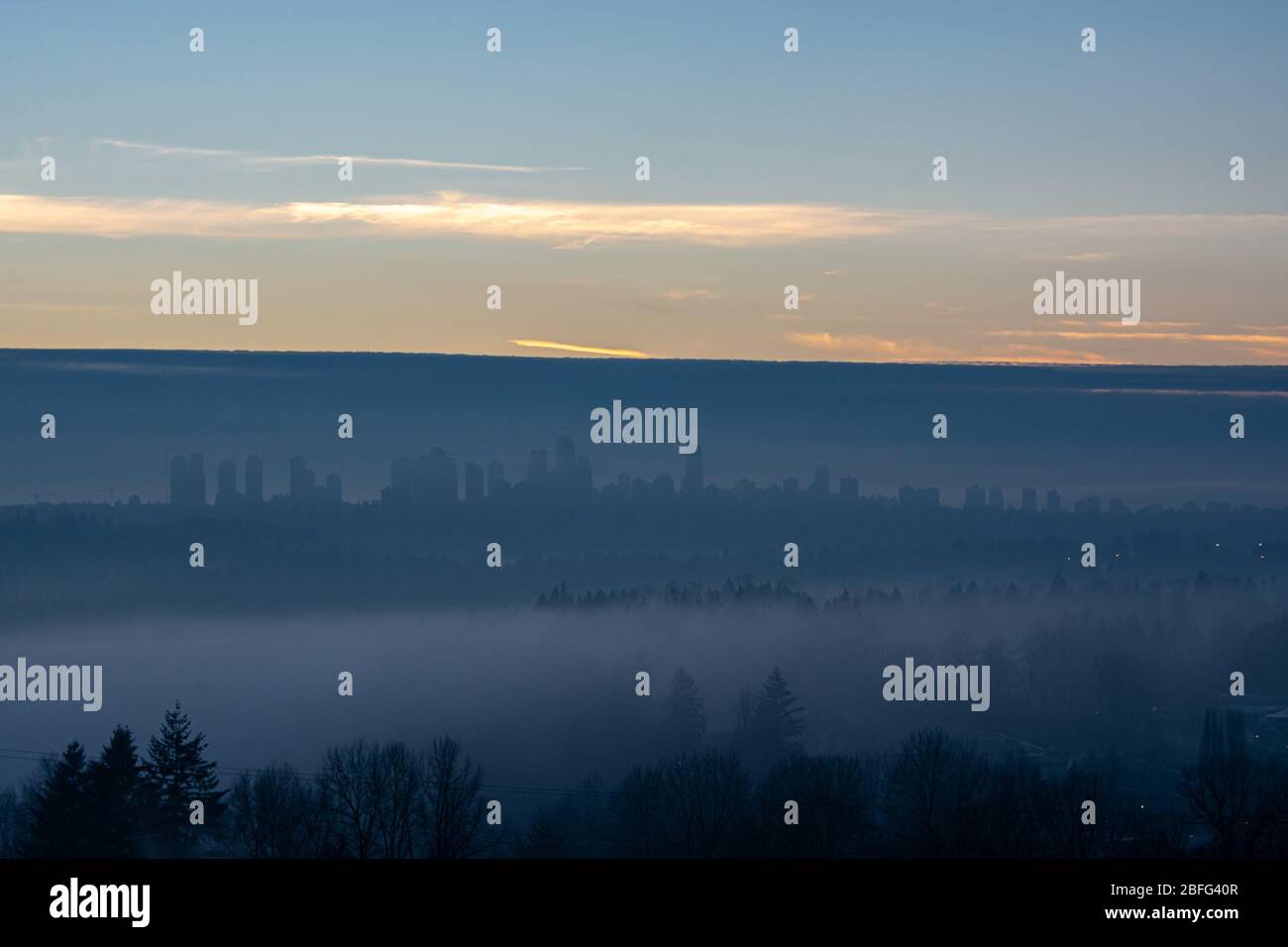 Cancellare il cielo sopra il Metrotown ricoperto da una fitta nebbia Foto Stock