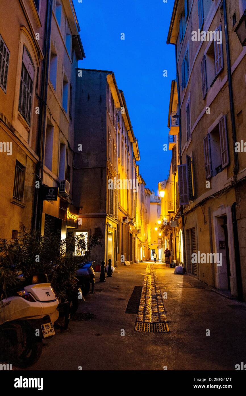 Un vicolo scuro di notte a Marsiglia, Francia Foto Stock