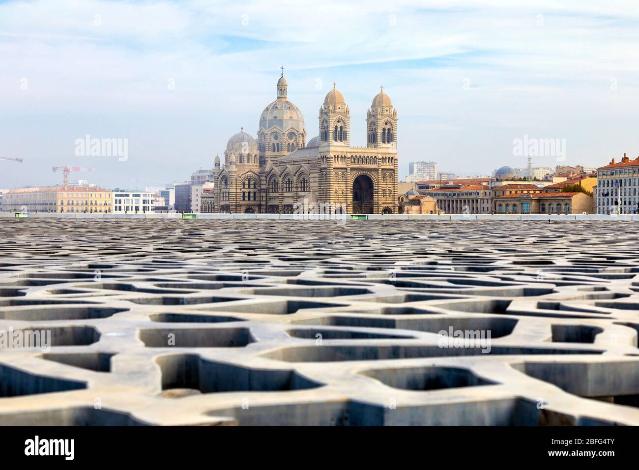 Vista della Cattedrale di Marsiglia dal Museo delle civiltà europee e mediterranee, Marsiglia, Francia Foto Stock