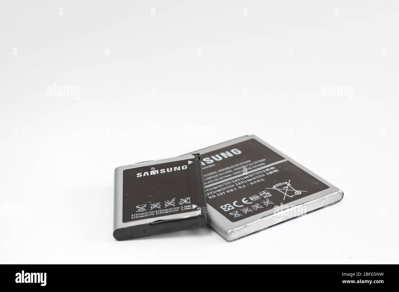 Romania -Aprile 18,2020 : primo piano di una vecchia batteria di stoccaggio usata per telefoni samsung pronta per essere portata ad un centro di ricondizionamento . Foto Stock