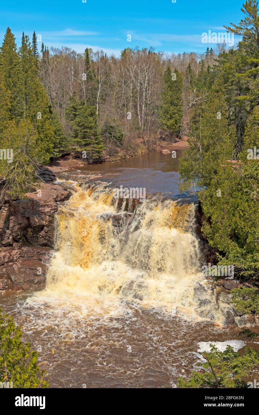 Fiume tranquillo che conduce alle drammatiche Upper Gooseberry Falls nel Gooseberry Falls state Park in Minnesota Foto Stock