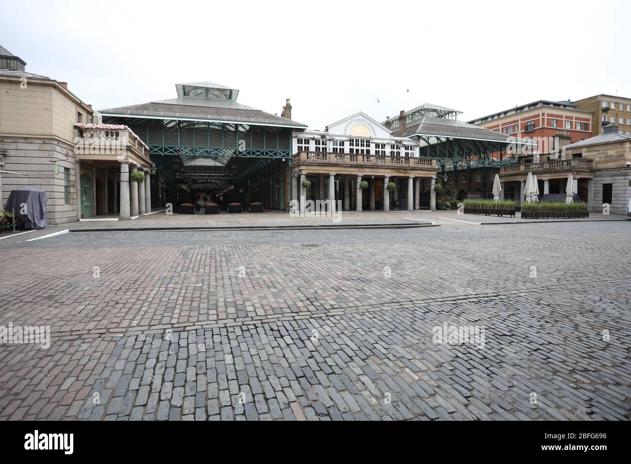 Londra, Regno Unito. 18 Aprile 2020. Giorno ventisei di Lockdown a Londra. Il mercato di mezzogiorno e Covent Garden è deserte in un centro molto tranquillo di Londra per un sabato, dato che il paese è in blocco a causa della pandemia del Coronavirus COVID-19. La gente non è autorizzata lasciare la sede tranne per shopping di alimento minimo, trattamento medico, esercitazione - una volta al giorno e lavoro essenziale. COVID-19 Coronavirus lockdown, Londra, Regno Unito, il 18 aprile 2020 Credit: Paul Marriott/Alamy Live News Foto Stock