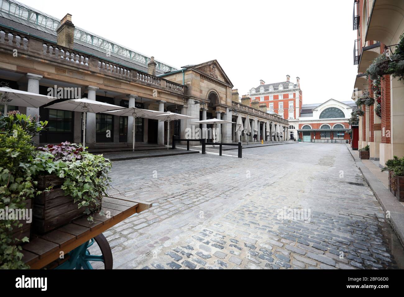 Londra, Regno Unito. 18 Aprile 2020. Giorno ventisei di Lockdown a Londra. Il mercato di mezzogiorno e Covent Garden è deserte in un centro molto tranquillo di Londra per un sabato, dato che il paese è in blocco a causa della pandemia del Coronavirus COVID-19. La gente non è autorizzata lasciare la sede tranne per shopping di alimento minimo, trattamento medico, esercitazione - una volta al giorno e lavoro essenziale. COVID-19 Coronavirus lockdown, Londra, Regno Unito, il 18 aprile 2020 Credit: Paul Marriott/Alamy Live News Foto Stock