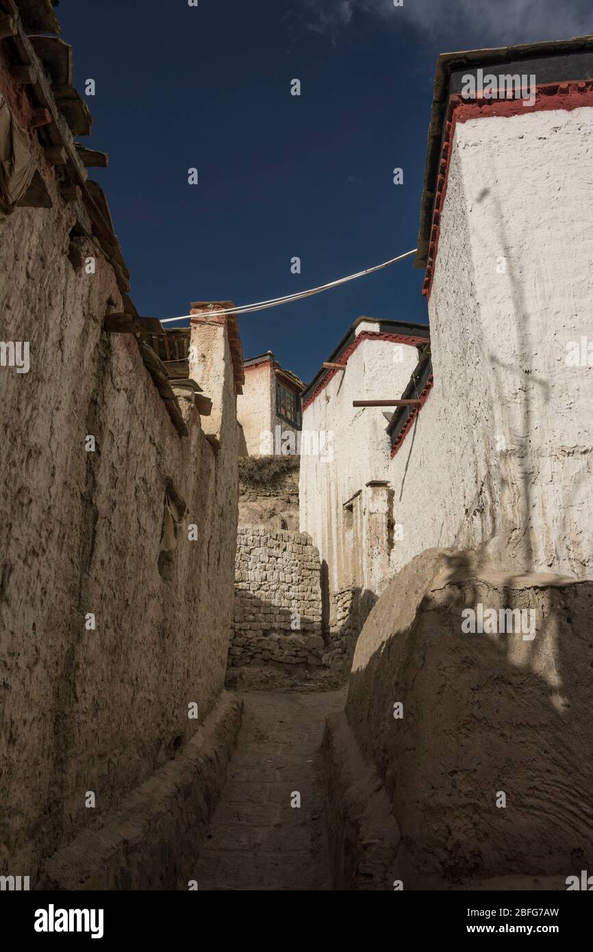 I vicoli stretti e le case di terra del vecchio quartiere di Gyantse, il Tibet Foto Stock