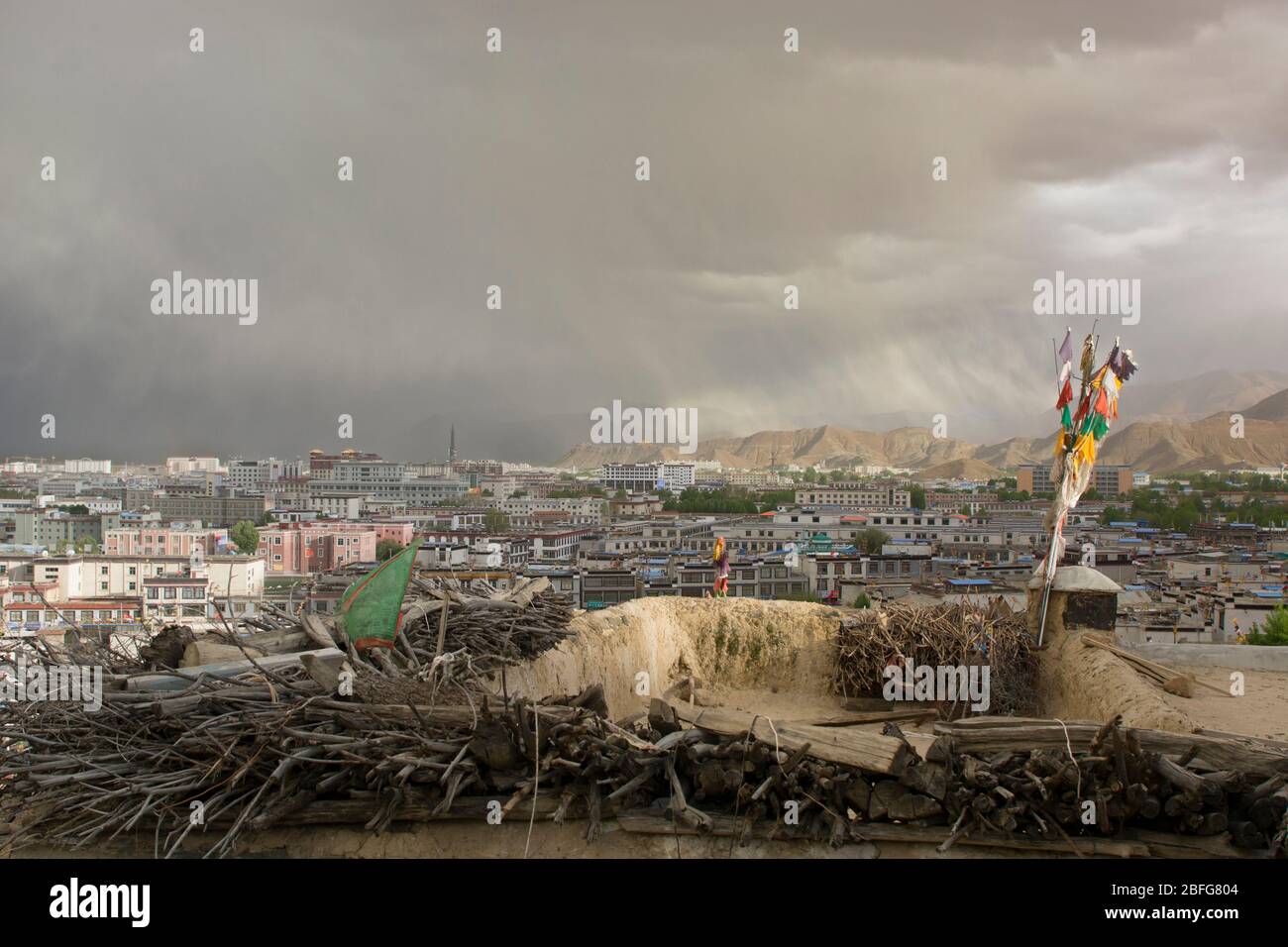 Imminente tempesta su Shigatse, Tibet Foto Stock