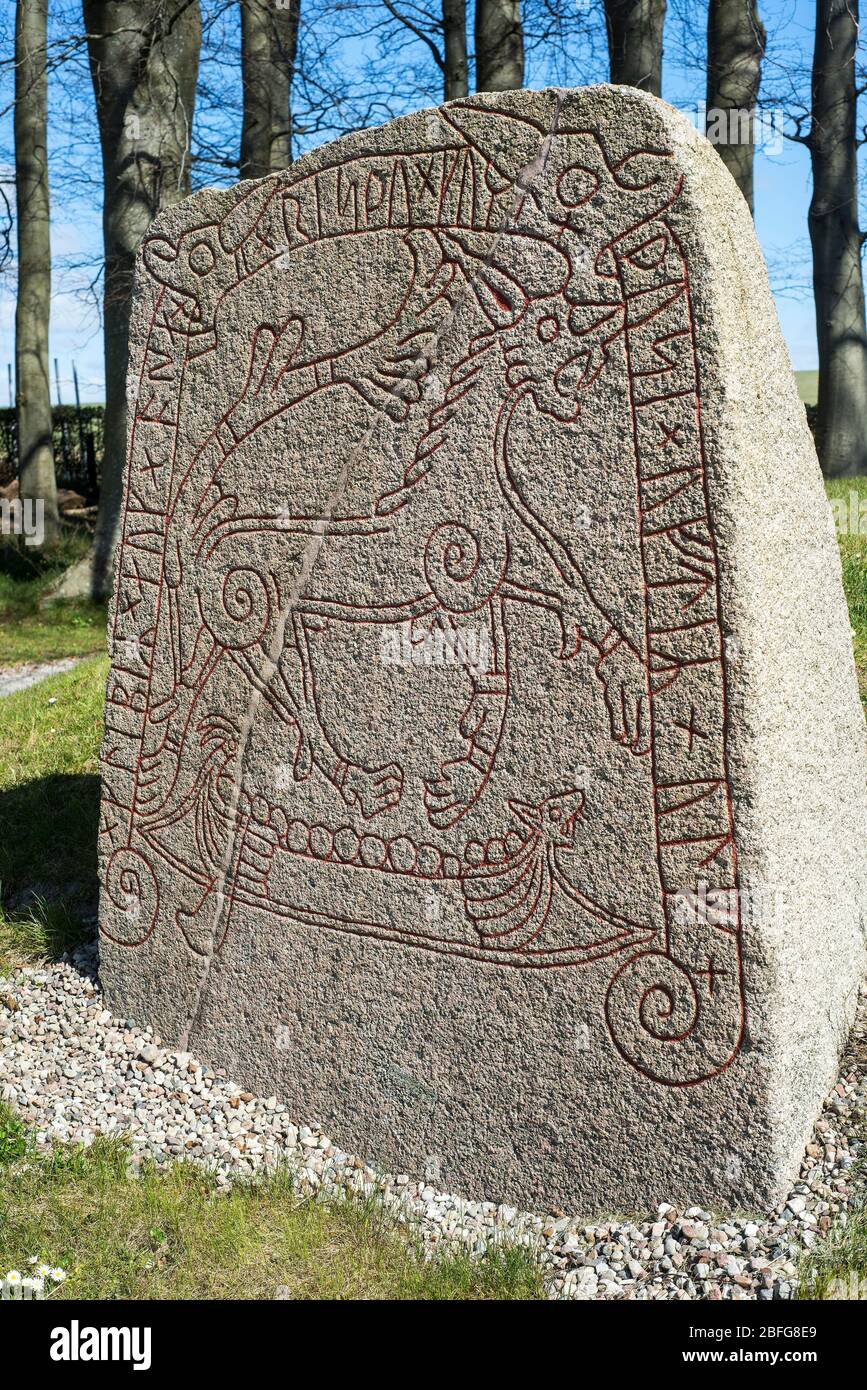 Pietra di Rune con nave e figura animale, 9 ° secolo, che si trova a Tullstorp, Scania, Svezia Foto Stock