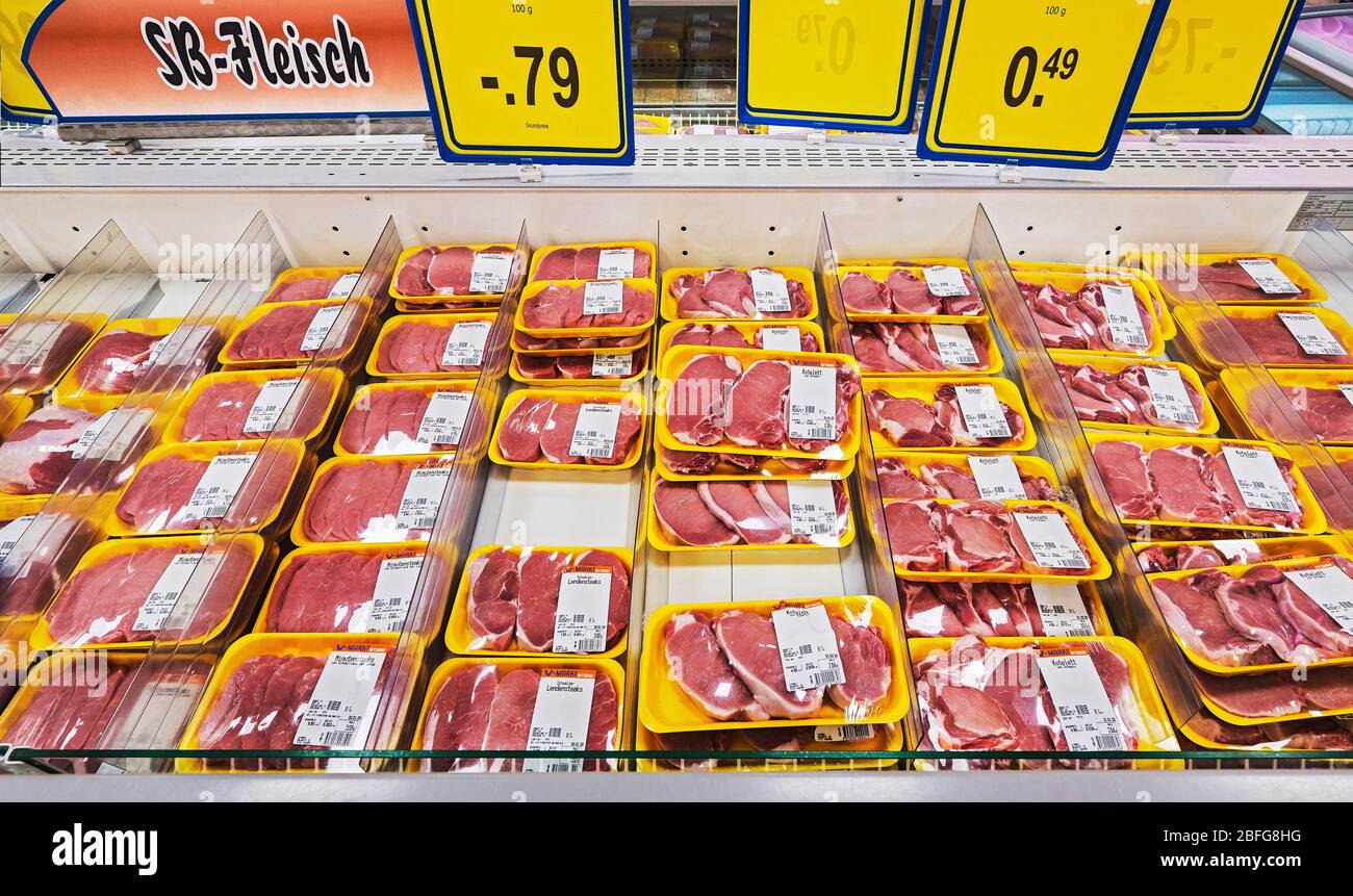 Congelatore con costolette, carne di maiale e bistecche di sirloin, supermercato, Baviera, Germania Foto Stock