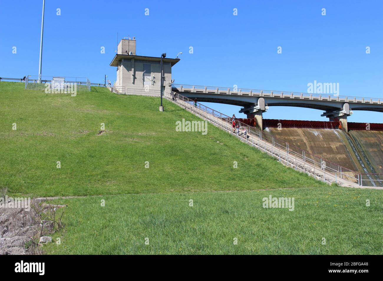 Luogo da visitare in Columbus Ohio cascata, alberi verdi e paesaggio verde roccioso passeggiata sotto il passo, gabbiano nel cielo Foto Stock