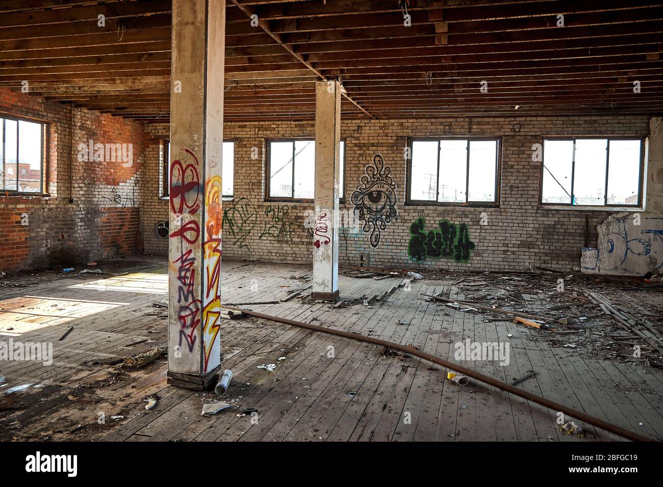 Fotografia dell'interno di un edificio abbandonato a Detroit Michigan che mostra prove di senzatetto e graffiti spray dipinta sulle pareti Foto Stock