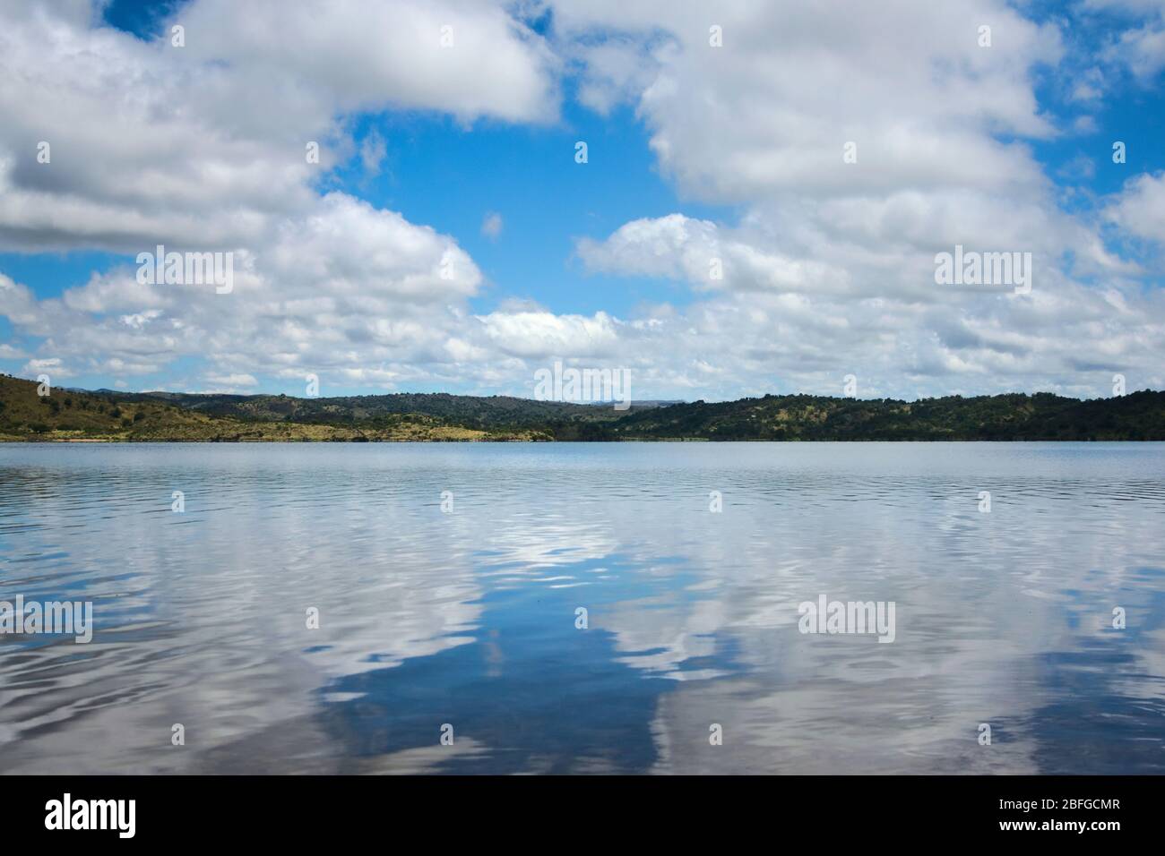 Cumulus nuvole riflesse sulle acque del lago la Florida, a San Luis, Argentina. Foto Stock