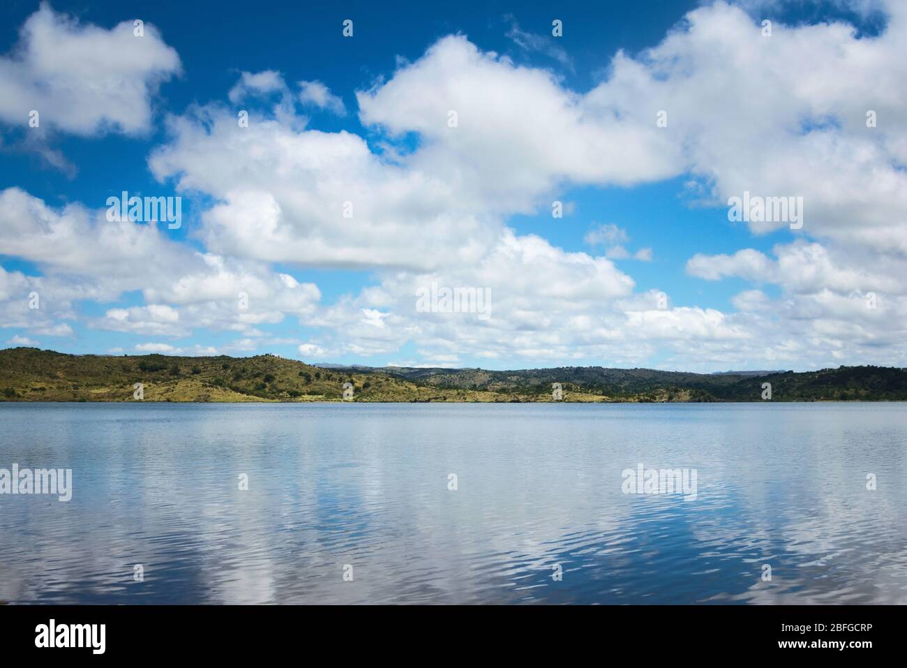 Cumulus nuvole riflesse sulle acque del lago la Florida, a San Luis, Argentina. Foto Stock