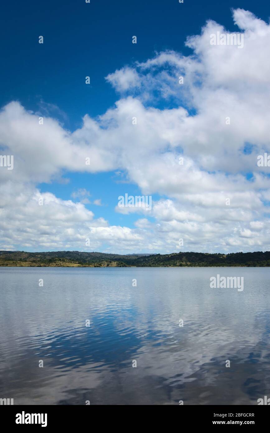 Cumulus nuvole riflesse sulle acque del lago la Florida, a San Luis, Argentina. Foto Stock