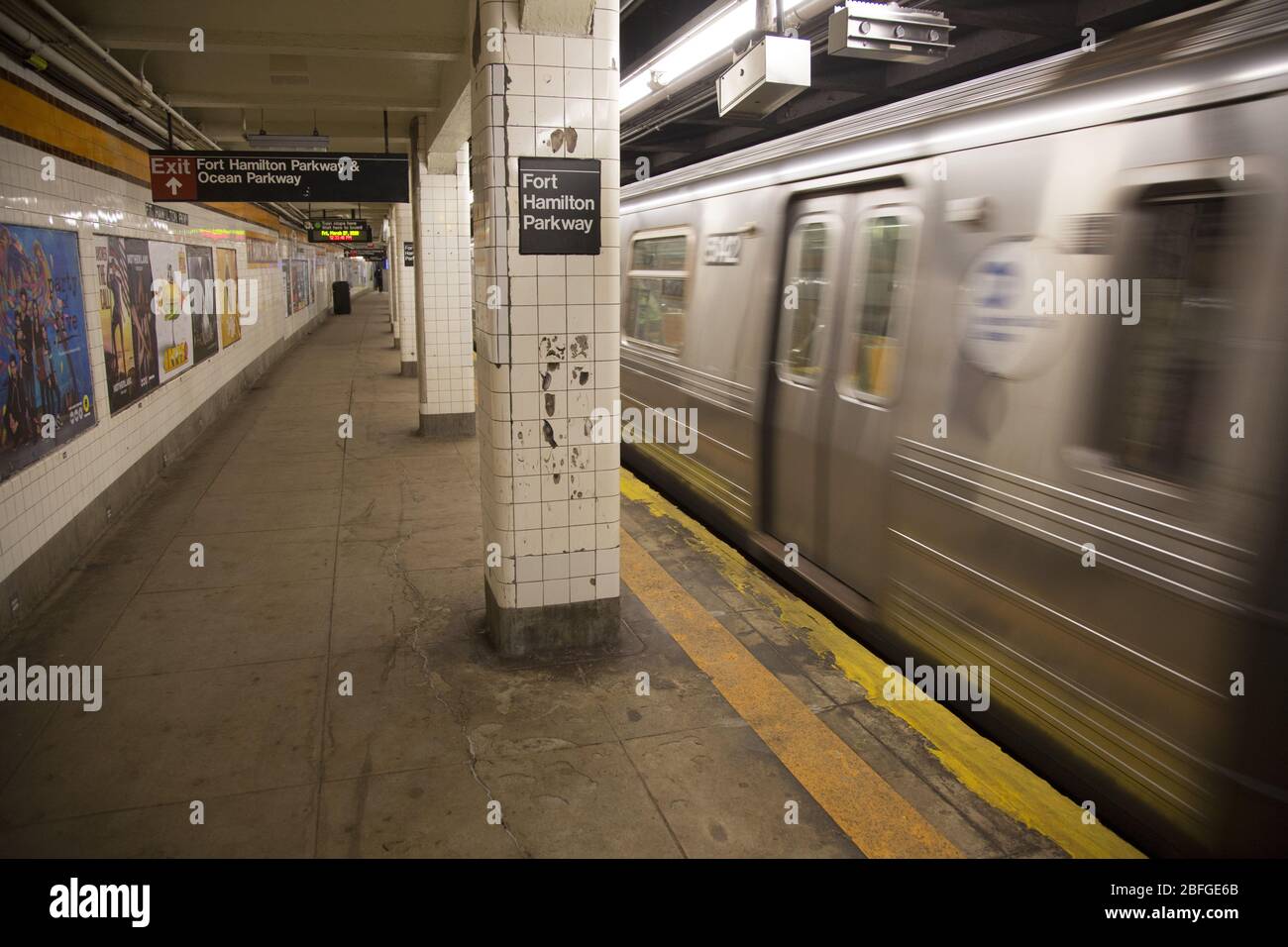 Metropolitana in stazione presso la fermata Fort Hamilton Parkway con una piattaforma vuota che sarebbe piena se non fosse per la pandemia di Coronavirus che ha chiuso 'la Città che non dorme mai' Foto Stock