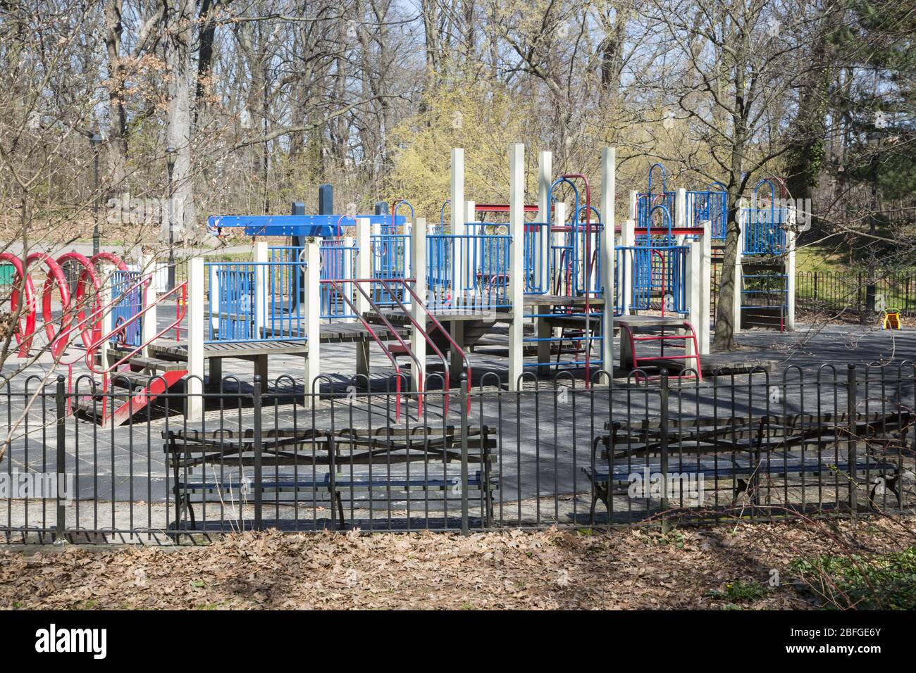 Sebbene i parchi rimangano aperti, New York City ha chiuso i parchi per bloccare la diffusione del Coronavirus. Parco giochi, Brooklyn, New York. Foto Stock