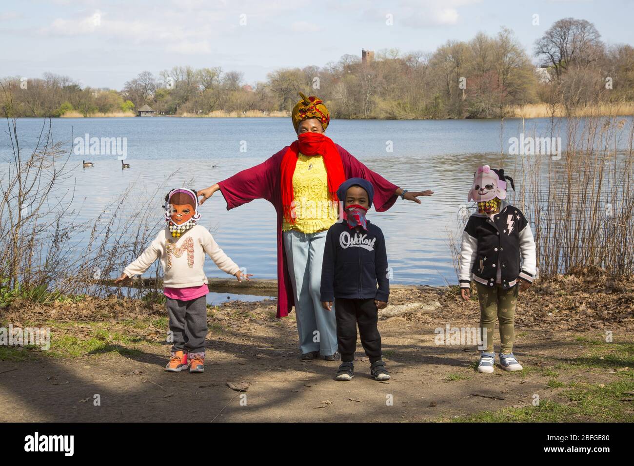 Piccolo gruppo di scuola materna, bambini di lavoratori essenziali, indossando maschere fatte in casa ottenere un po 'di esercizio durante il periodo di Covid 19 in Prospect Park, Brooklyn, New York. Foto Stock