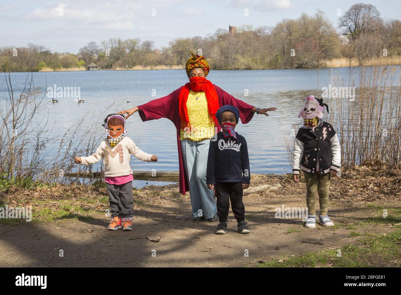 Piccolo gruppo di scuola materna, bambini di lavoratori essenziali, indossando maschere fatte in casa ottenere un po 'di esercizio durante il periodo di Covid 19 in Prospect Park, Brooklyn, New York. Foto Stock