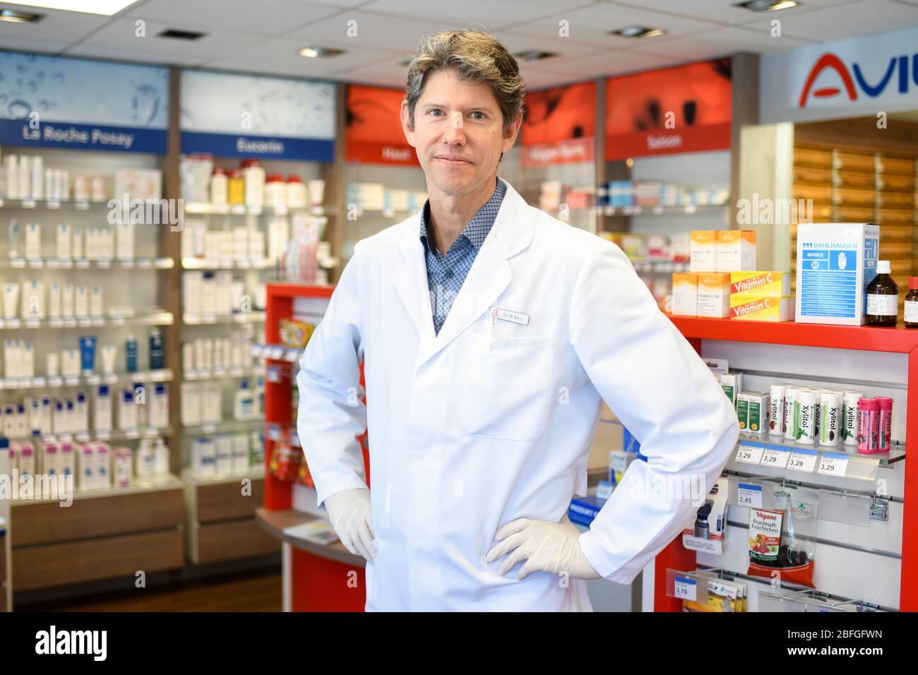 Haar, Germania. 1° Apr, 2020. Il farmacista e proprietario della St. Konrad Pharmacy Matthias Bein, registrato nella sua farmacia. Matthias Bein ha lavorato molto di più dalla crisi della corona. Deve prendere le prescrizioni dai medici che non ricevono più i loro pazienti, ha generalmente più clienti e deve produrre vari farmaci come i disinfettanti stesso. Credit: Tobias Hase/dpa/Alamy Live News Foto Stock