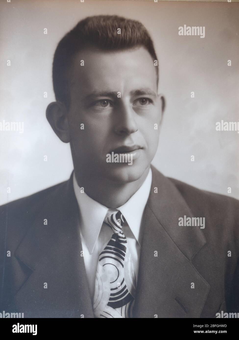 1944 Foto di laurea di un uomo in abito e cravatta. La foto ha toni seppia. Foto Stock