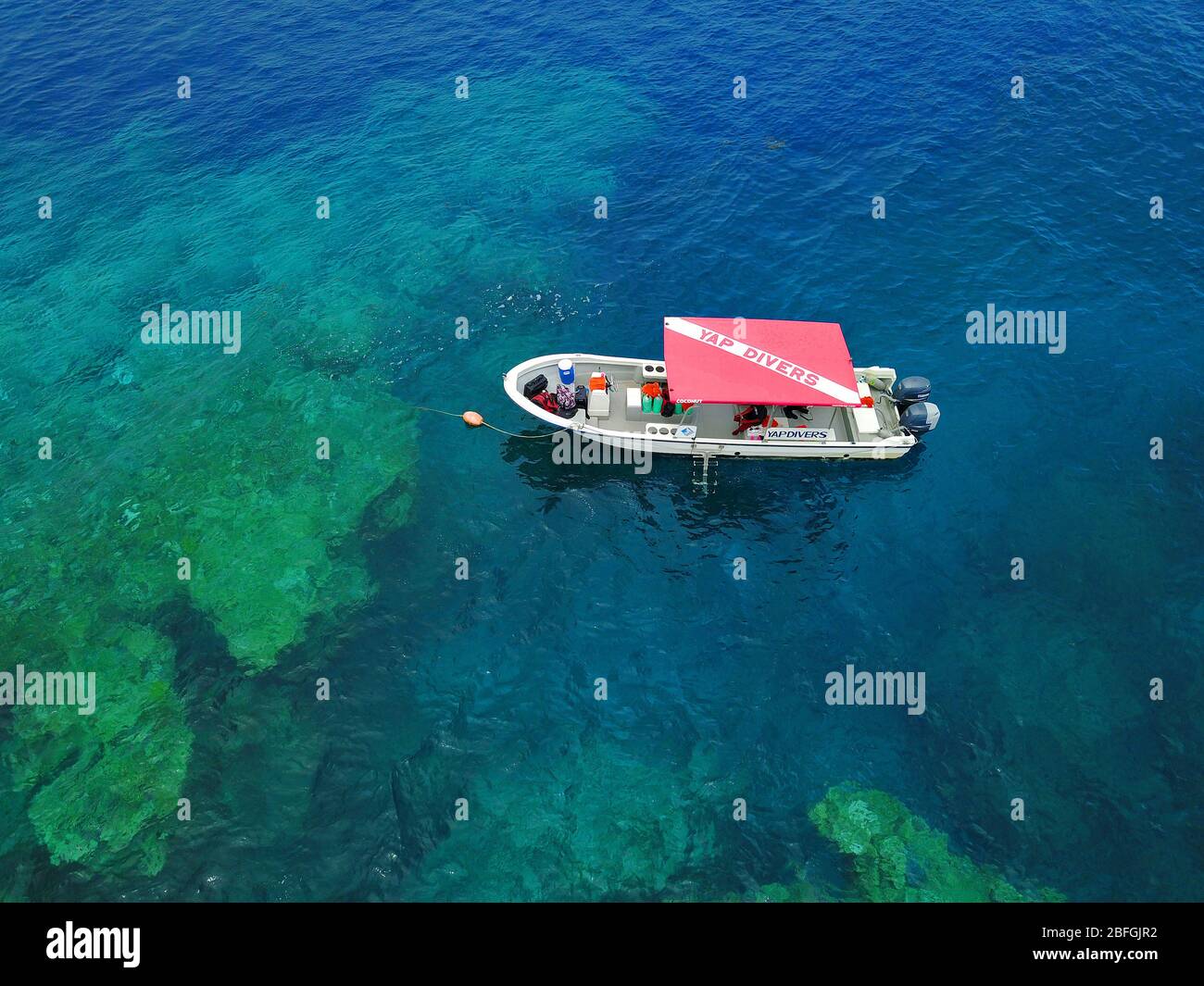 Tauchschiff ankert an Riff, Insel Yap, Südsee, Pazifik Foto Stock