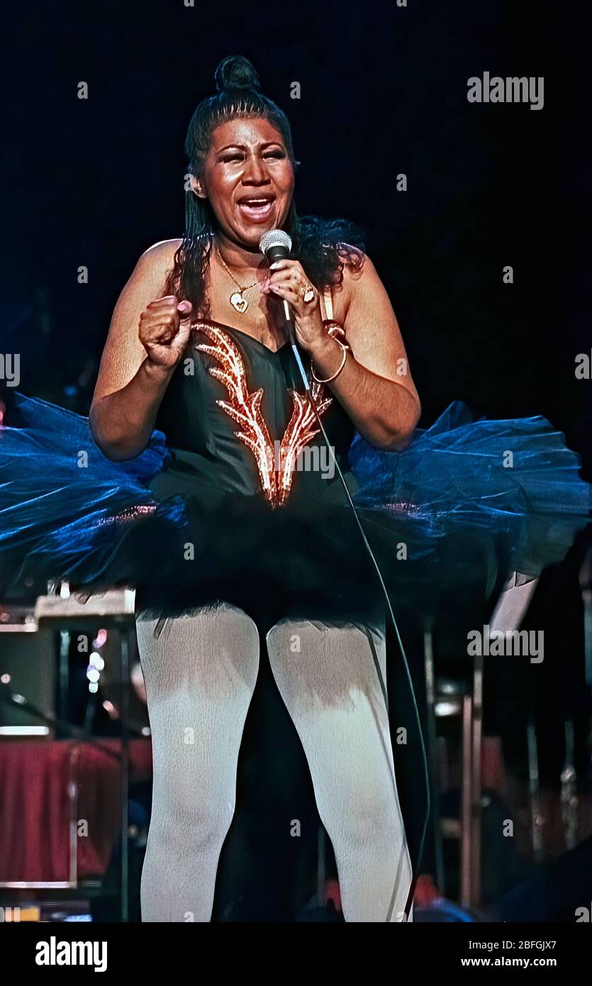 Washington DC., USA, 23 settembre 1992 la 'Regina dell'anima' Aretha Franklin indossa un tutu di balletto che wows la folla alla cena di caduta del Comitato della Campagna Senatoriale Democratica nella Sala da ballo del Washington Hilton Hotel Foto Stock