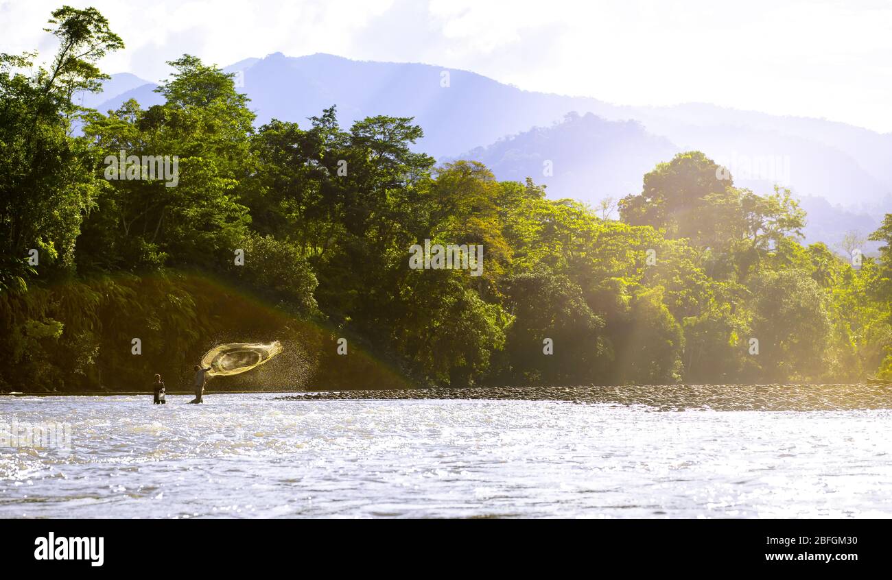 Comunità indigena di Shuar in Amazzonia, Ecuador Foto Stock
