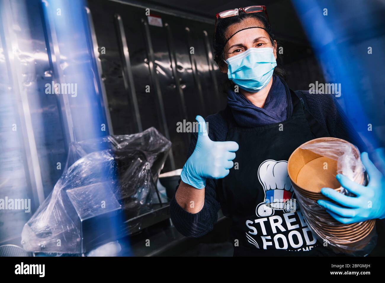 (200419) -- PARIGI, 19 aprile 2020 (Xinhua) -- UN volontario prepara cibo gratuito per gli operatori sanitari presso la cucina dello stadio Parc des Princes di Parigi, Francia, 15 aprile 2020. Il Paris Saint-Germain Football Club offre fino a 1,200 pasti gratuiti al giorno per gli operatori sanitari in prima linea nel corso dell'epidemia COVID-19. I volontari lavorano nelle cucine del Parc des Princes dall'aprile 9 e organizzano quotidianamente consegne di cibo dallo stadio agli operatori sanitari degli ospedali della Greater Paris University tramite camion alimentari. (PSG/Handout tramite Xinhua) Foto Stock