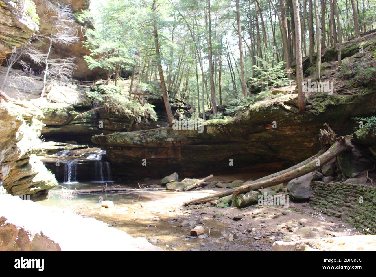 Luogo da visitare in Columbus Ohio cascata, alberi verdi e paesaggio verde roccioso passeggiata sotto il passo, gabbiano nel cielo Foto Stock