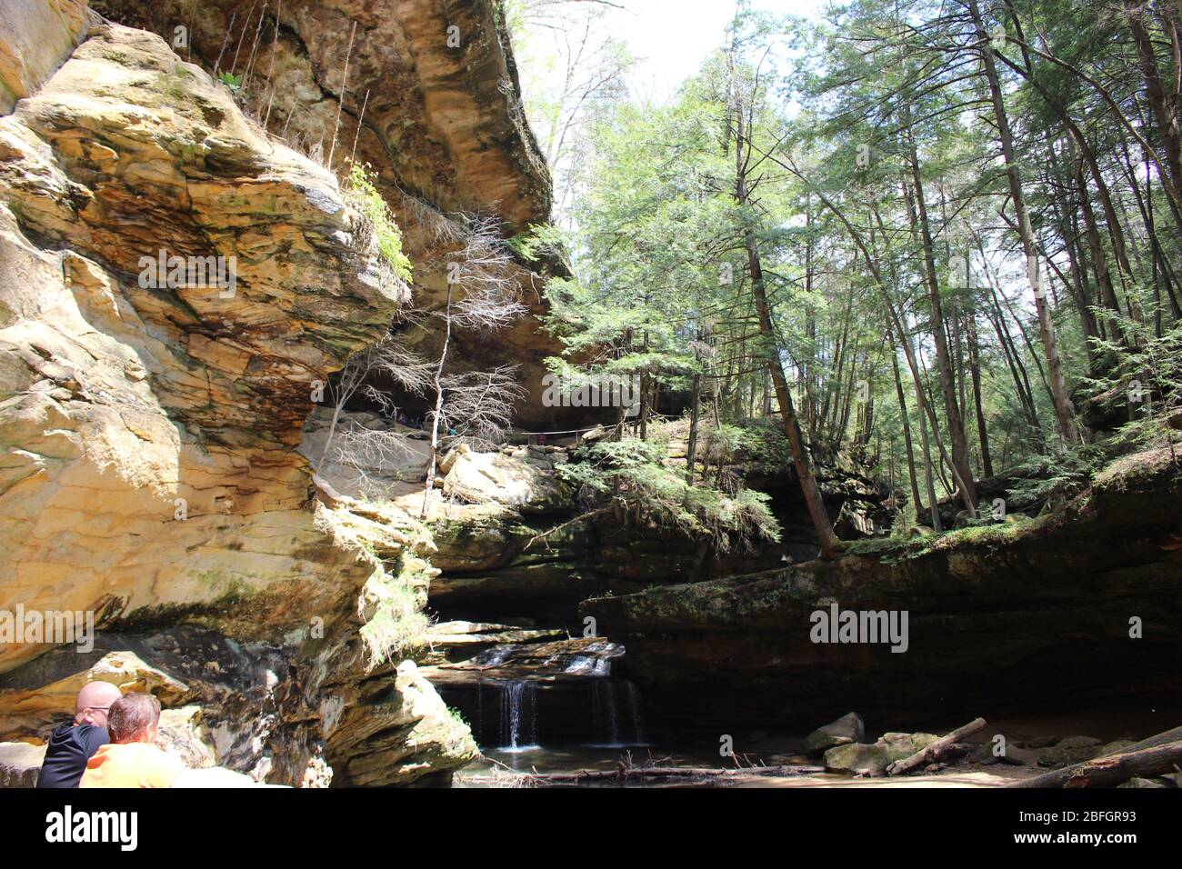 Luogo da visitare in Columbus Ohio cascata, alberi verdi e paesaggio verde roccioso passeggiata sotto il passo, gabbiano nel cielo Foto Stock