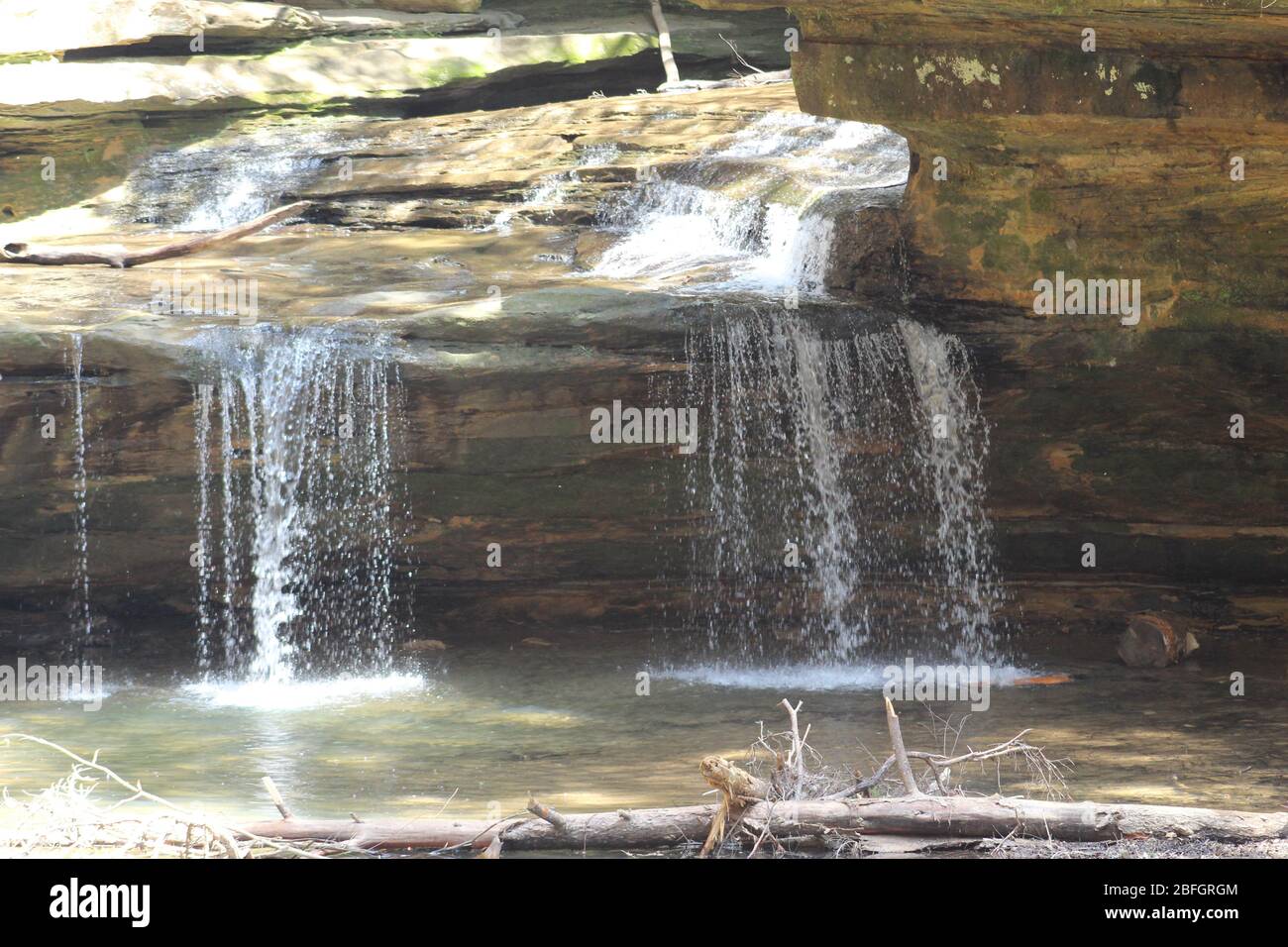 Luogo da visitare in Columbus Ohio cascata, alberi verdi e paesaggio verde roccioso passeggiata sotto il passo, gabbiano nel cielo Foto Stock