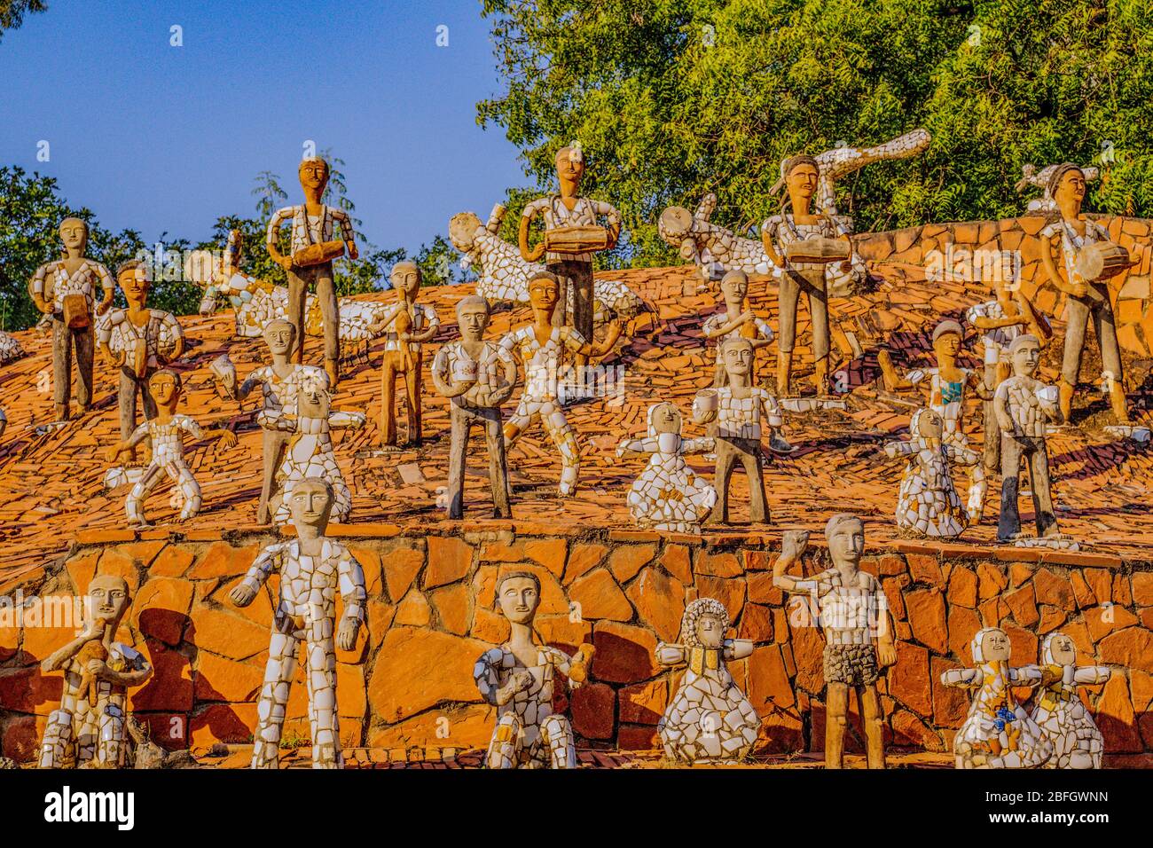 Il Giardino delle rocce di Chandigarh è un giardino di sculture in Chandigarh, India. È anche conosciuto come il giardino roccioso di Nek Chand dopo il relativo fondatore Nek Chand Sain Foto Stock