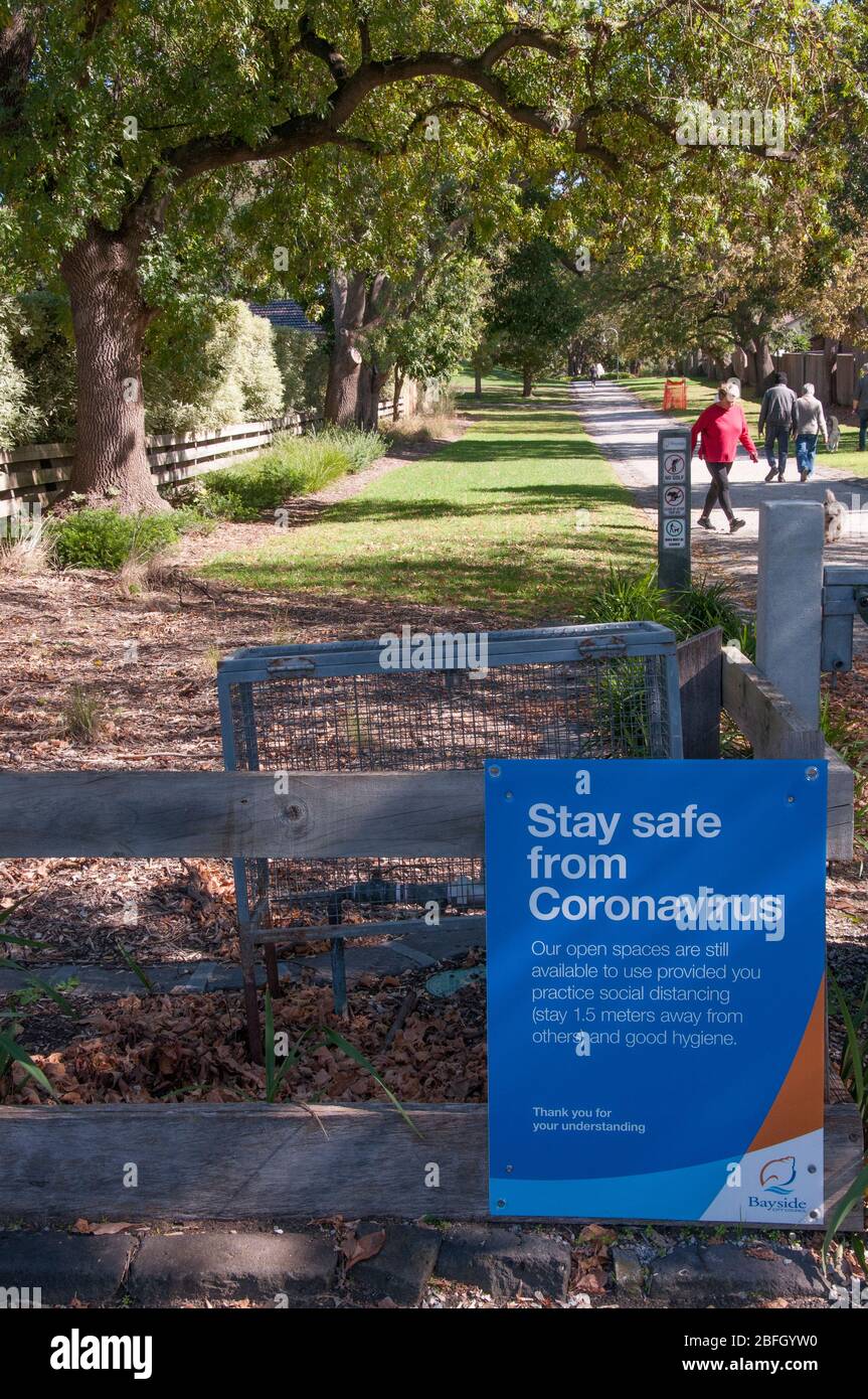 Avviso del governo locale relativo al COVID-19 presso il Landcox Park, un parco pubblico a East Brighton, Melbourne, Australia Foto Stock
