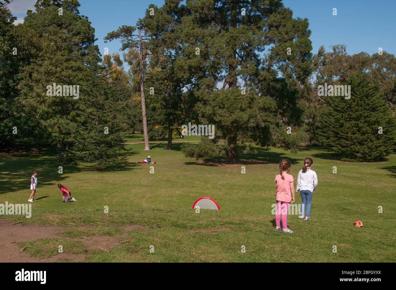 Il Landcox Park di East Brighton offre una fuga di benvenuto dal confinamento a casa durante la lockdown COVID-19, Melbourne, Australia Foto Stock