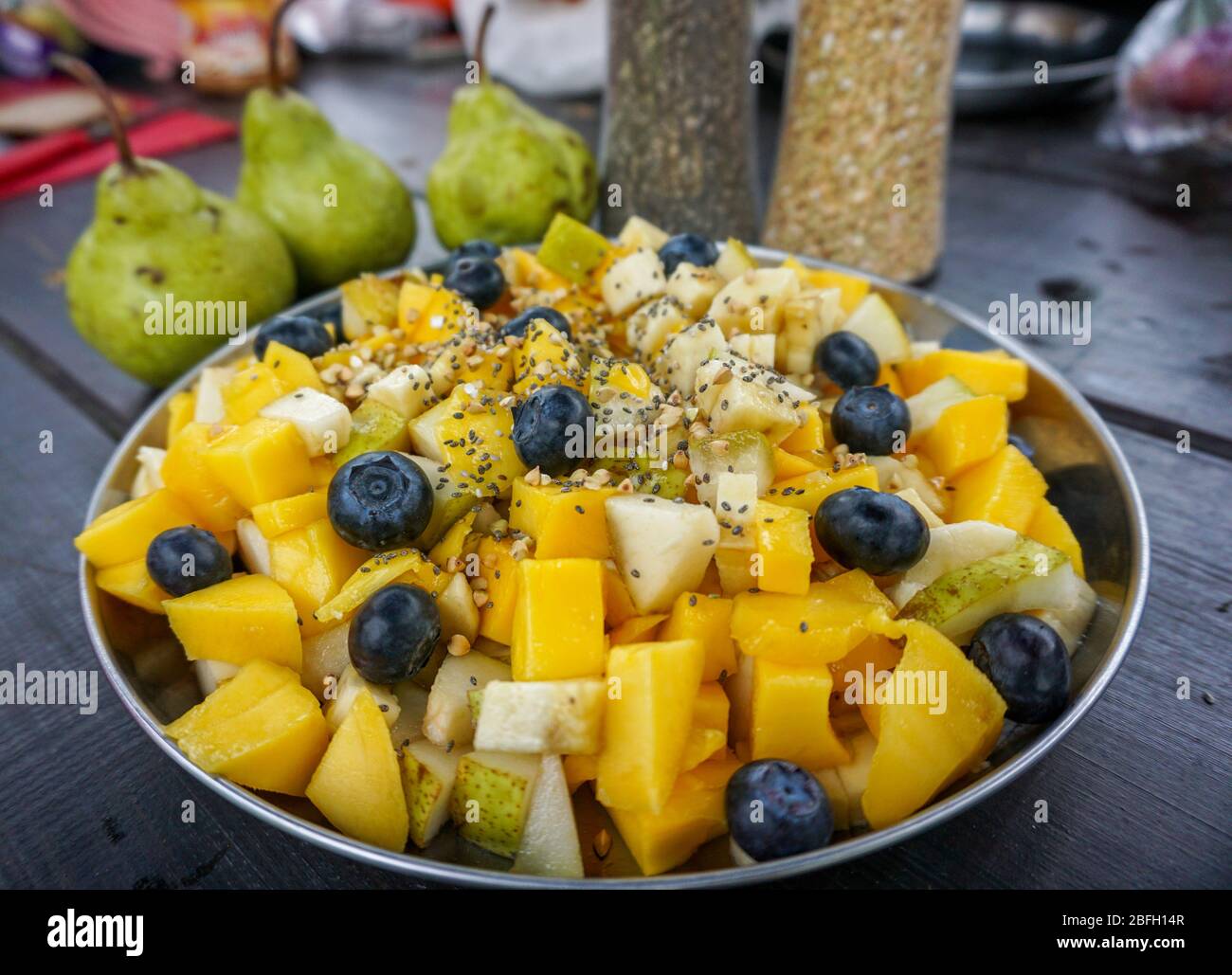 Foto d'epoca di Macedonia di frutta con frutti di bosco, pera e mango Foto Stock