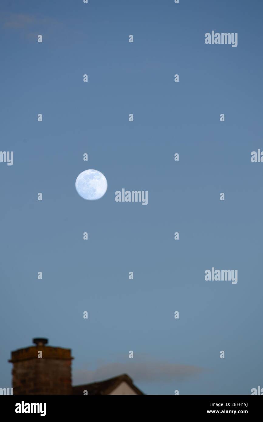 Luna piena e cielo sereno Foto Stock