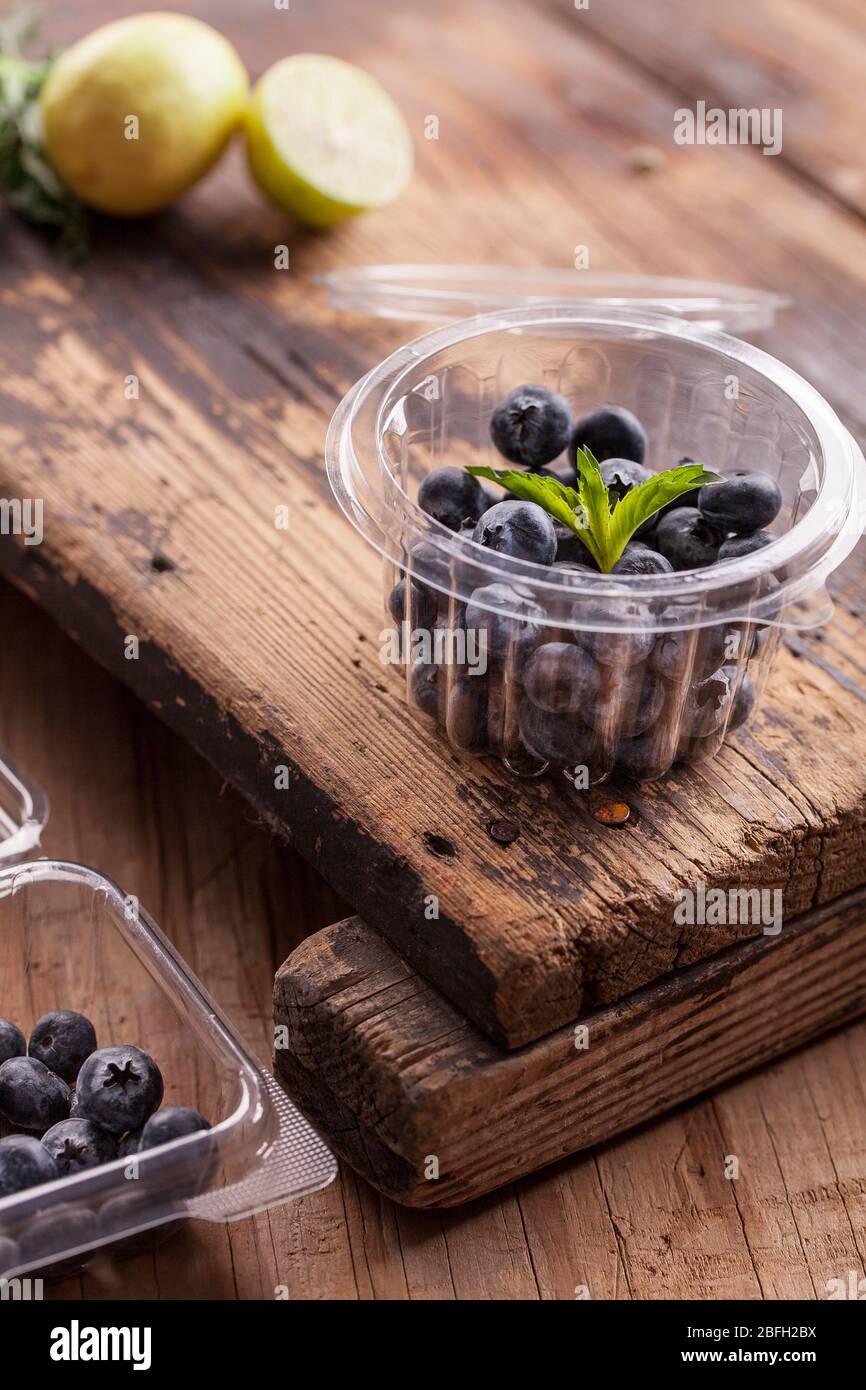 Mirtilli freschi in un contenitore di plastica Foto Stock