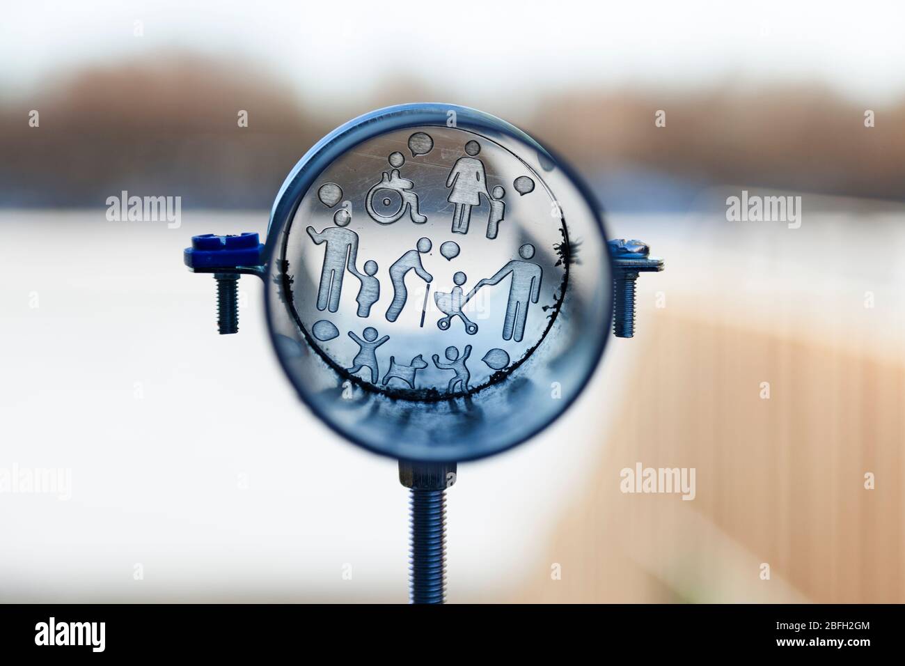 Umea, Norrland Svezia - 8 marzo 2020: Un binocolo con icone all'interno, un'opera d'arte sul campus Foto Stock