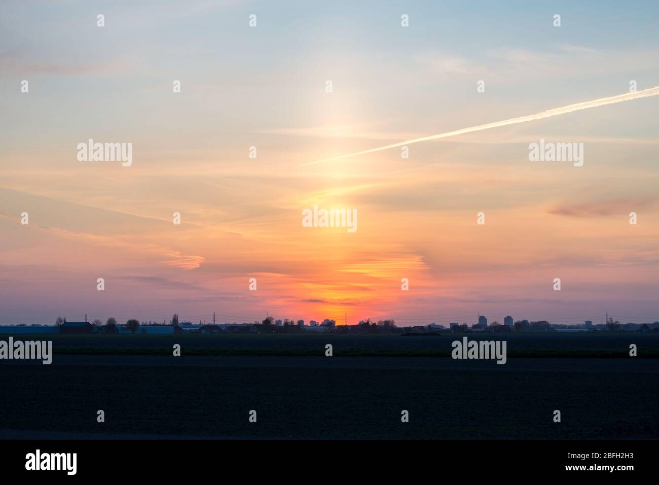 Pilastro solare subito dopo il tramonto. Fenomeno ottico atmosferico. Foto Stock