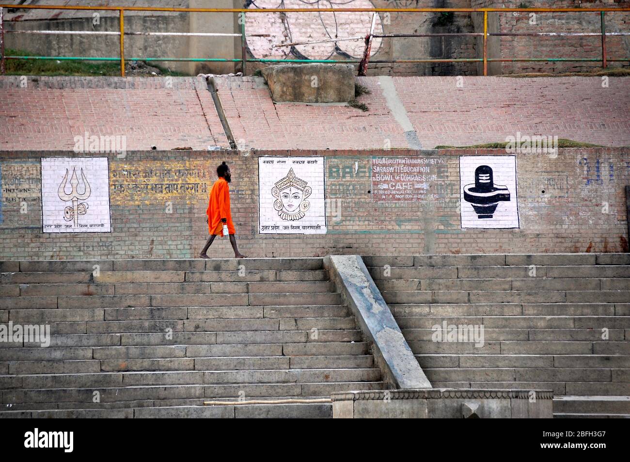 UN SADHU A PIEDI SULLA VARANASI GHAT UTTTAR PRADESH INDIA Foto Stock